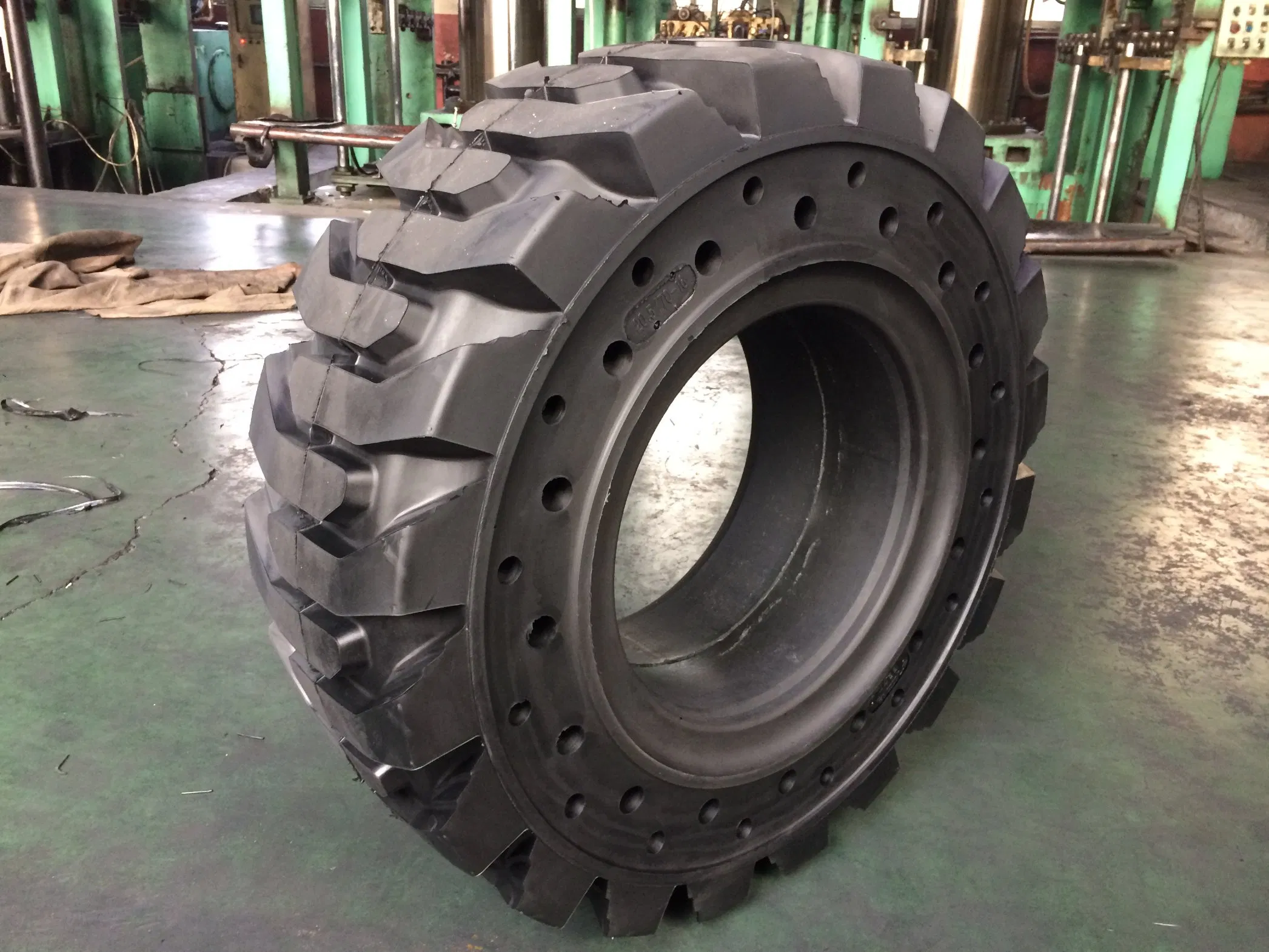 Cheap Wholesale Non-Marking Forklift Solid Tyre Press-on Trailer Tires Industrial Skid Steer Loader OTR Tire Crane Mould-on Tyre /Wheel Rim 5.50-15