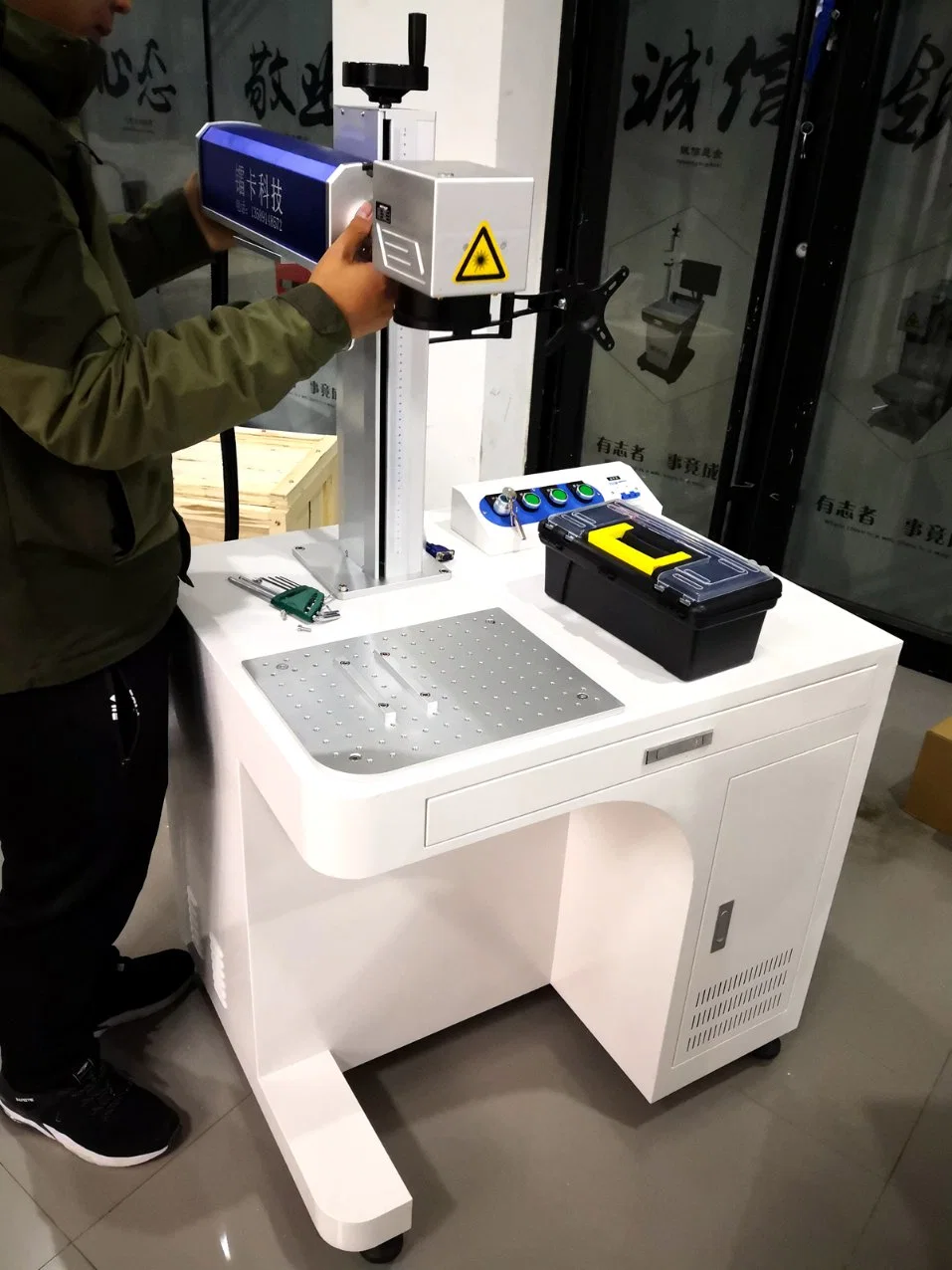 2022 Portable Fiber Laser Marking Machine Max 20W Silver Gold Jewelry Ring Cutting Engraver 30W CNC Engraving Machine for Nameplate Medals Dog Tag Logo Printing