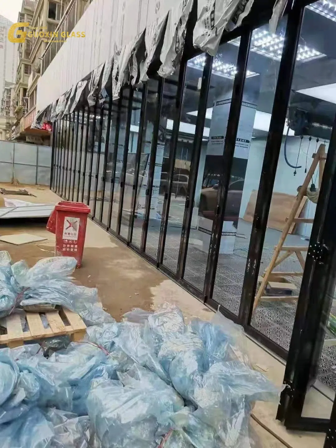 Portas de Alumínio Dobráveis Modernas com Design em Vidro Temperado