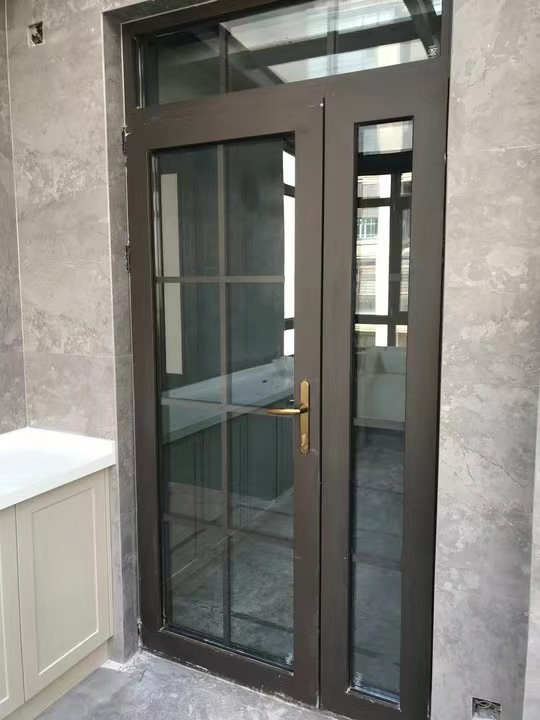 Porta de vidro de alumínio personalizada para exterior com design curvo, vidro duplo temperado para entrada de casa, apartamento ou loja