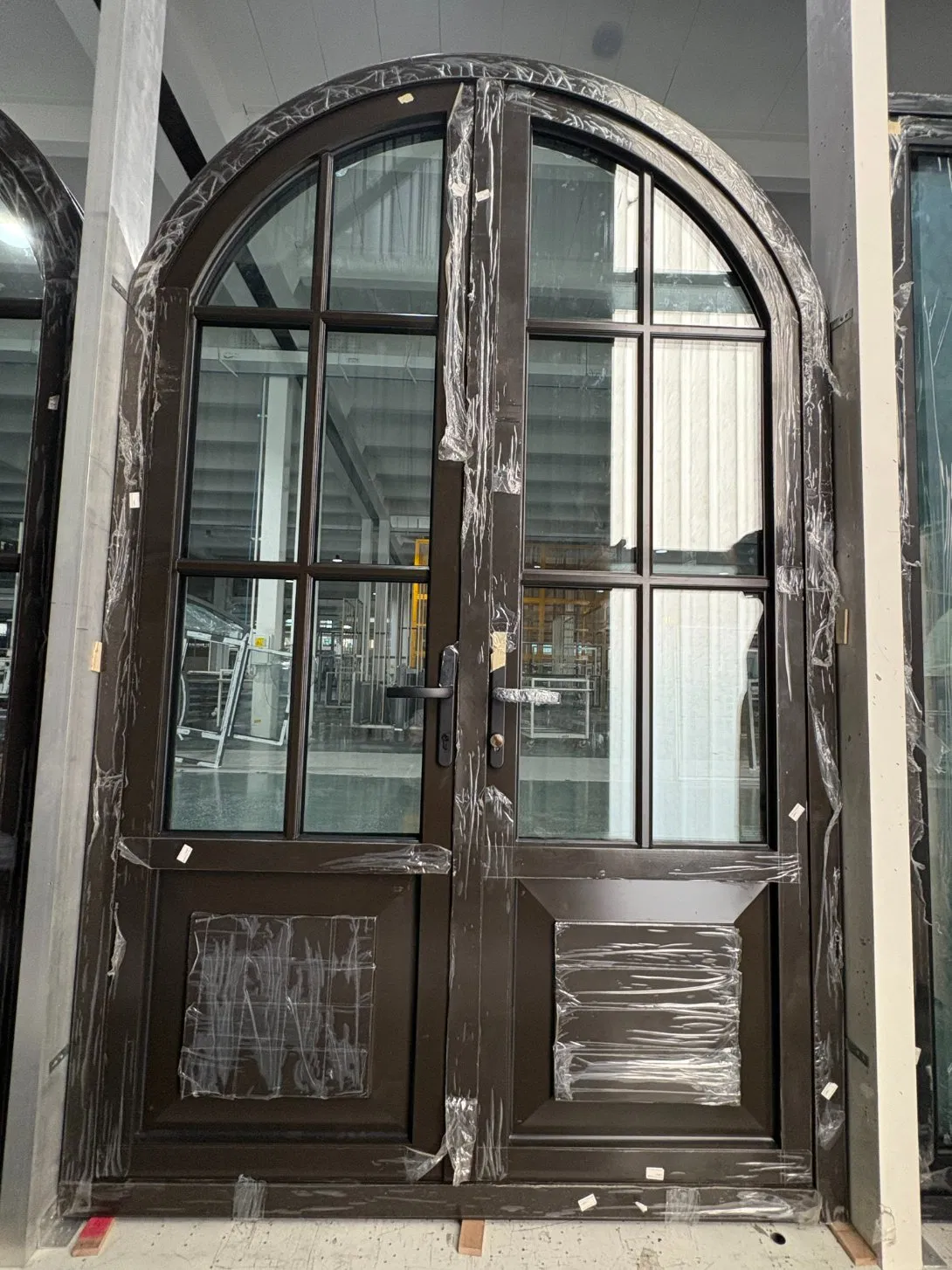 Porta de vidro de alumínio personalizada para exterior com design curvo, vidro duplo temperado para entrada de casa, apartamento ou loja