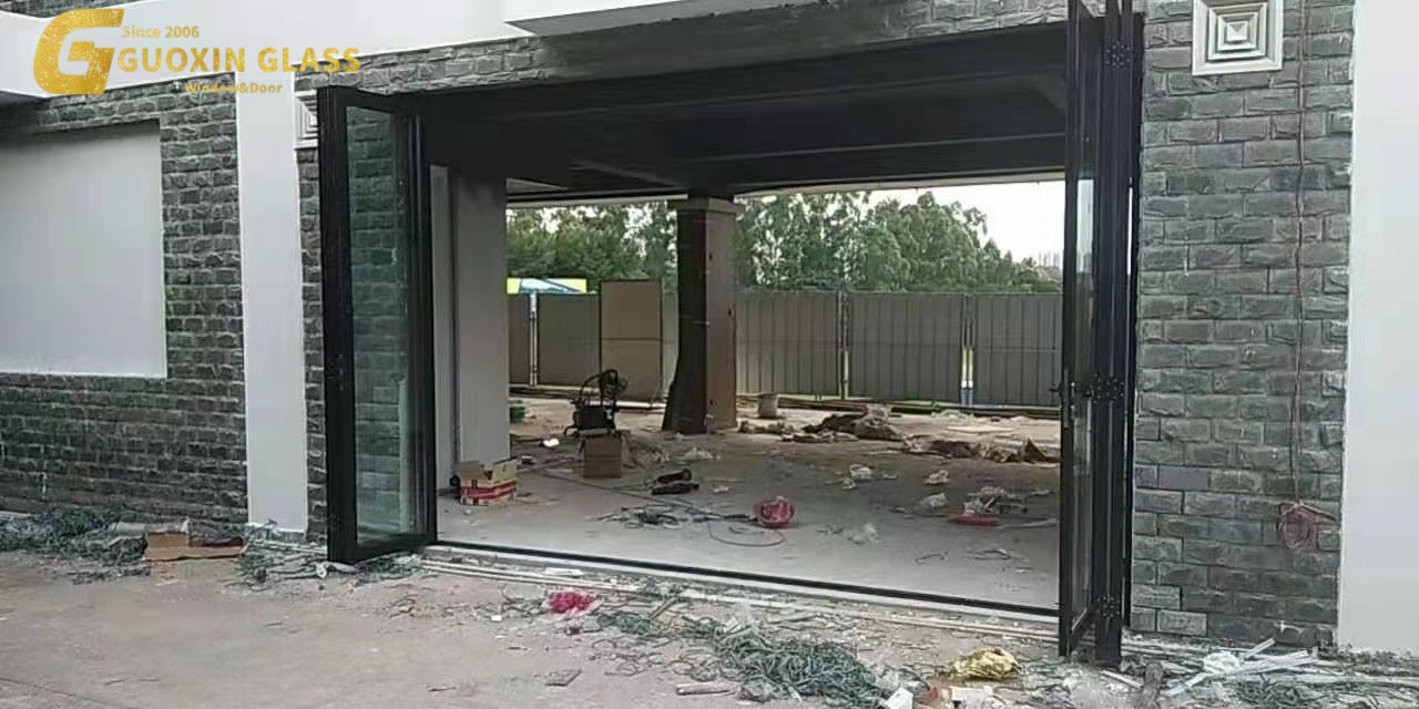 Portas de Alumínio Dobráveis Modernas com Design em Vidro Temperado