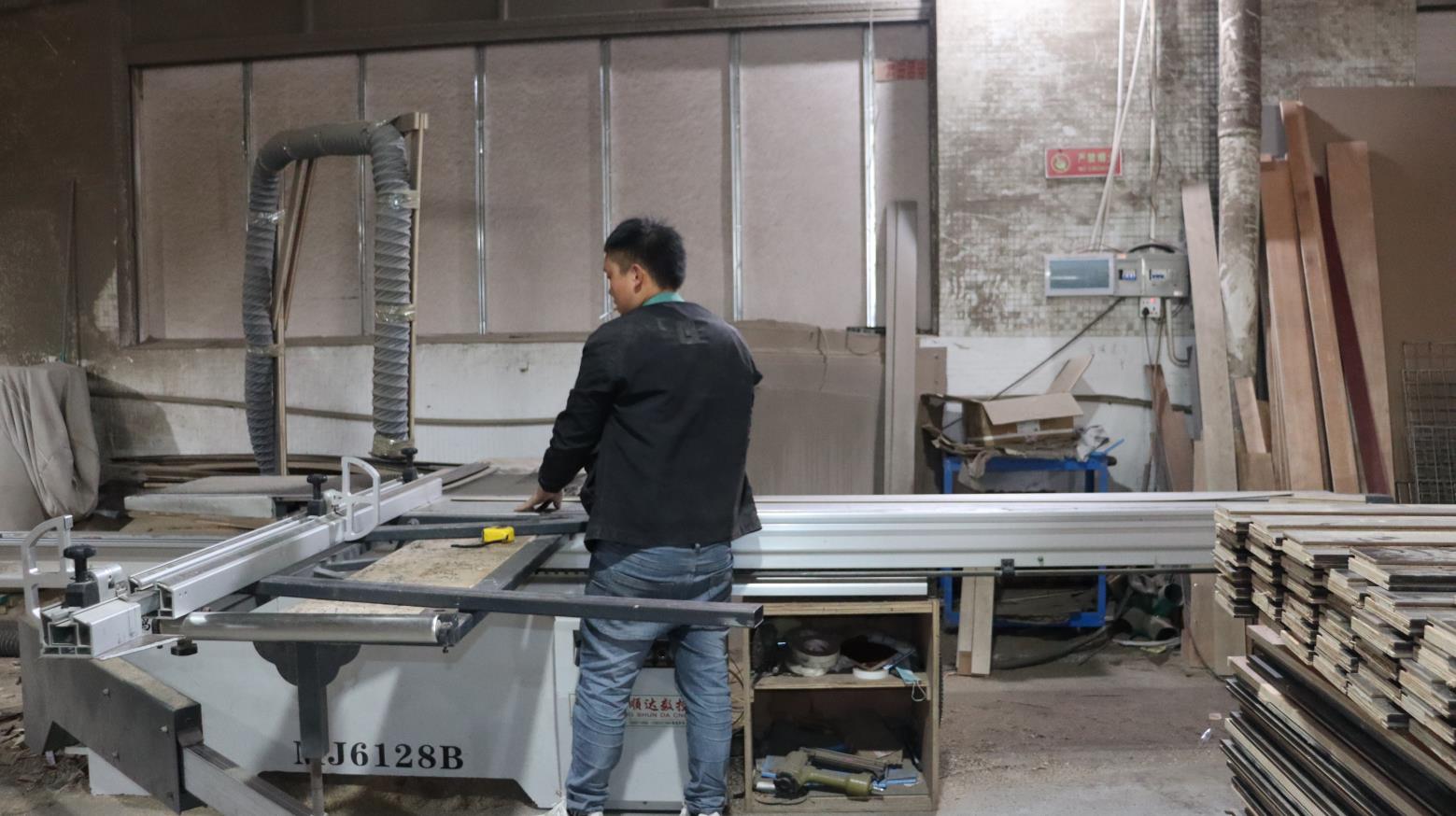 Processo de corte de chapas de aço para portas na Puerta Door