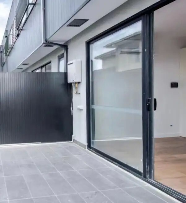 Porta Deslizante para Quarto Moderna em Alumínio com Vidro Tinted para Varanda, Porta de Pátio Pocket