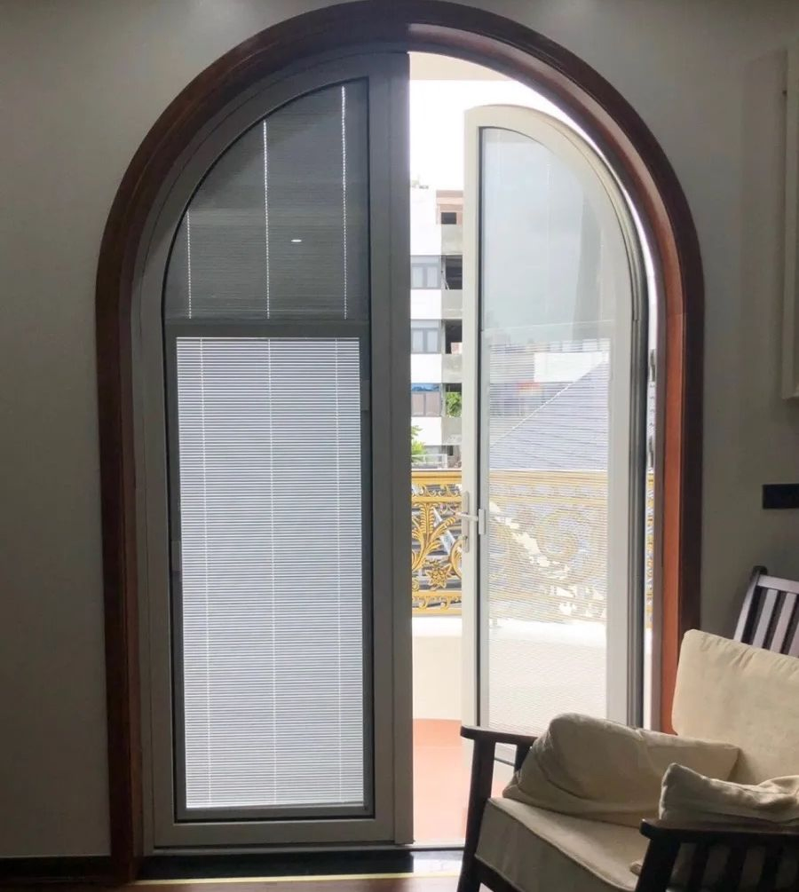 Porta de vidro de alumínio personalizada para exterior com design curvo, vidro duplo temperado para entrada de casa, apartamento ou loja