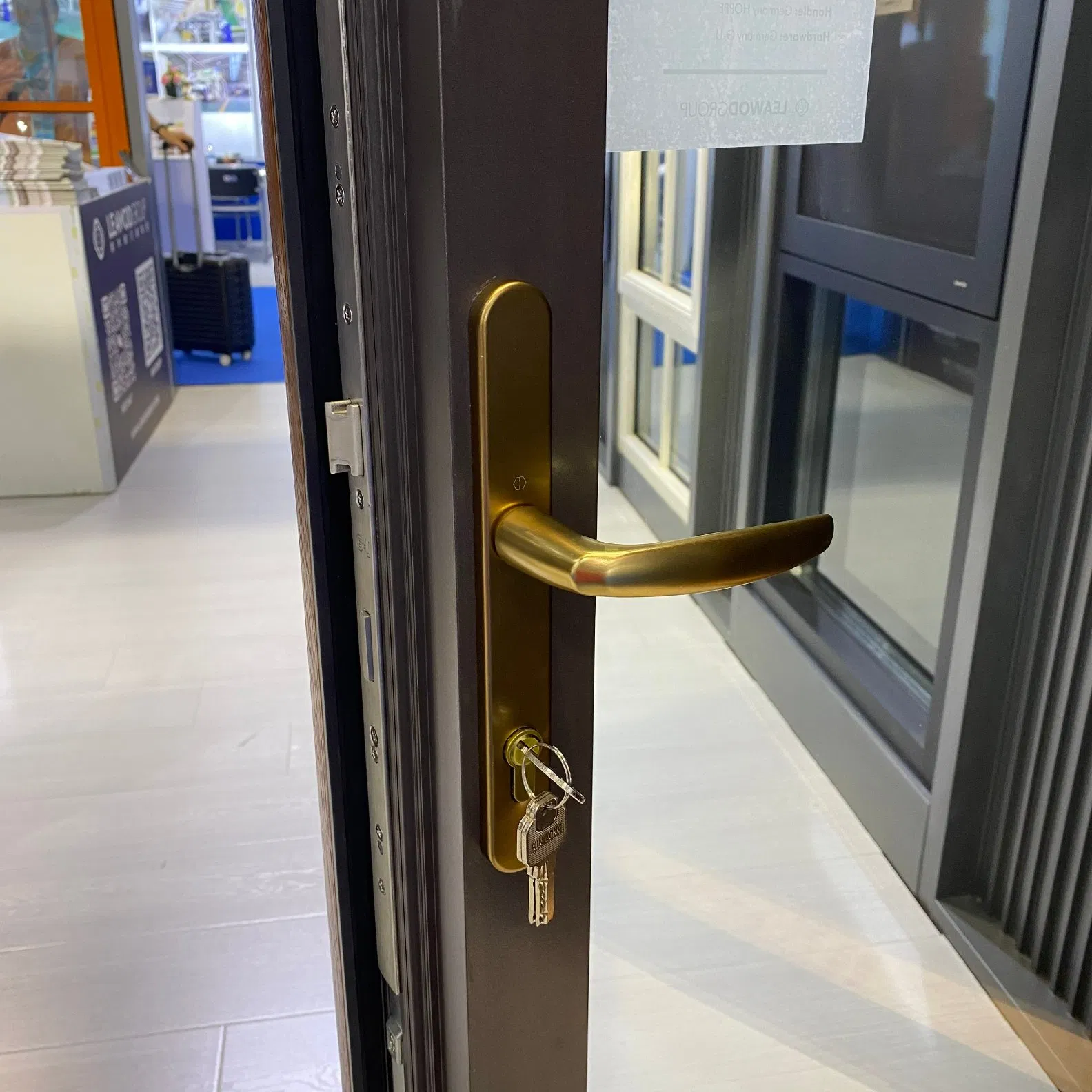 Porta de vidro com isolamento acústico e térmico Low-E, feita sob medida em madeira sólida, alumínio e vidro, para hotel, casa, lar, villa e exterior
