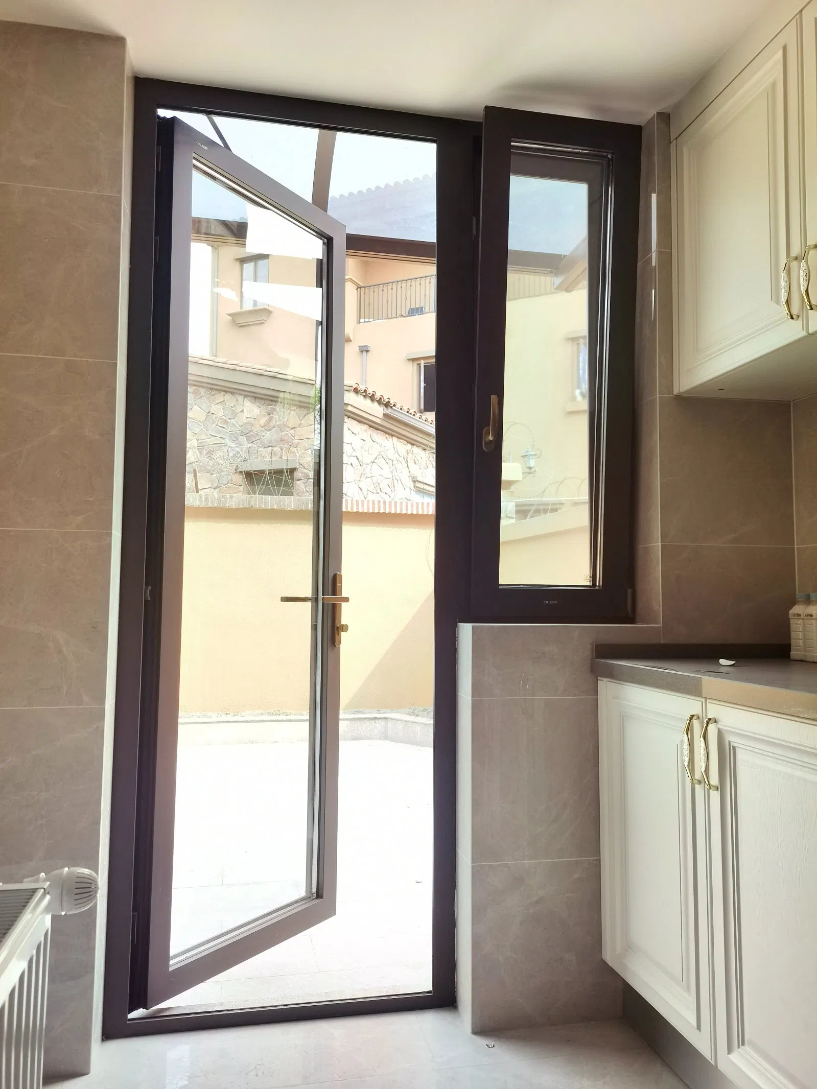 Porta de vidro de alumínio personalizada para exterior com design curvo, vidro duplo temperado para entrada de casa, apartamento ou loja