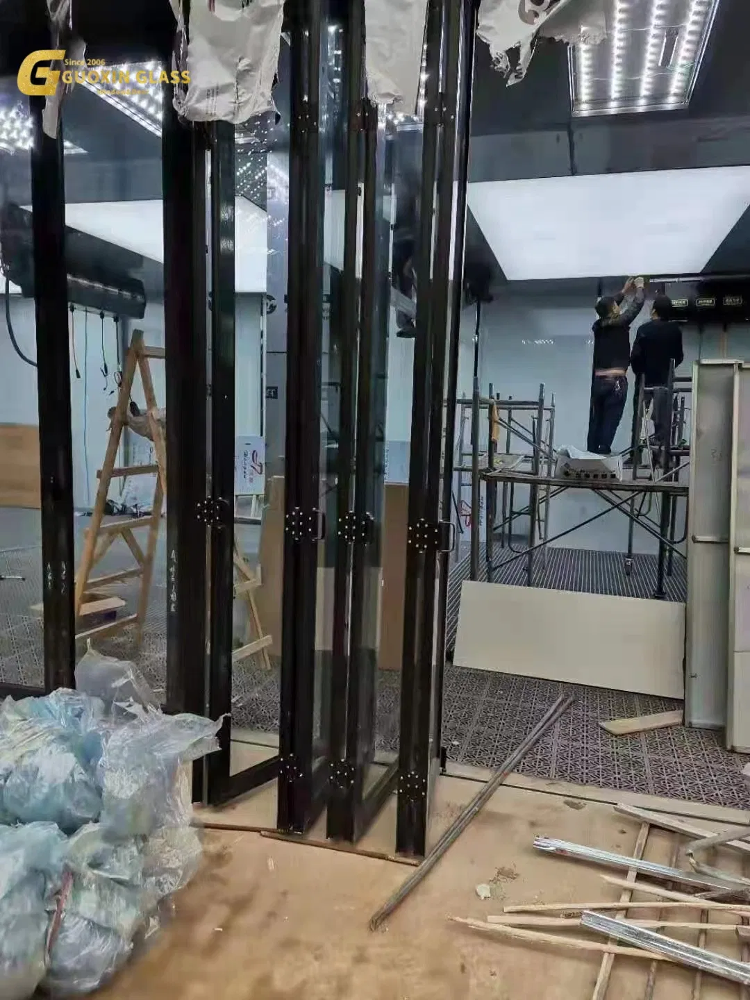Portas de Alumínio Dobráveis Modernas com Design em Vidro Temperado