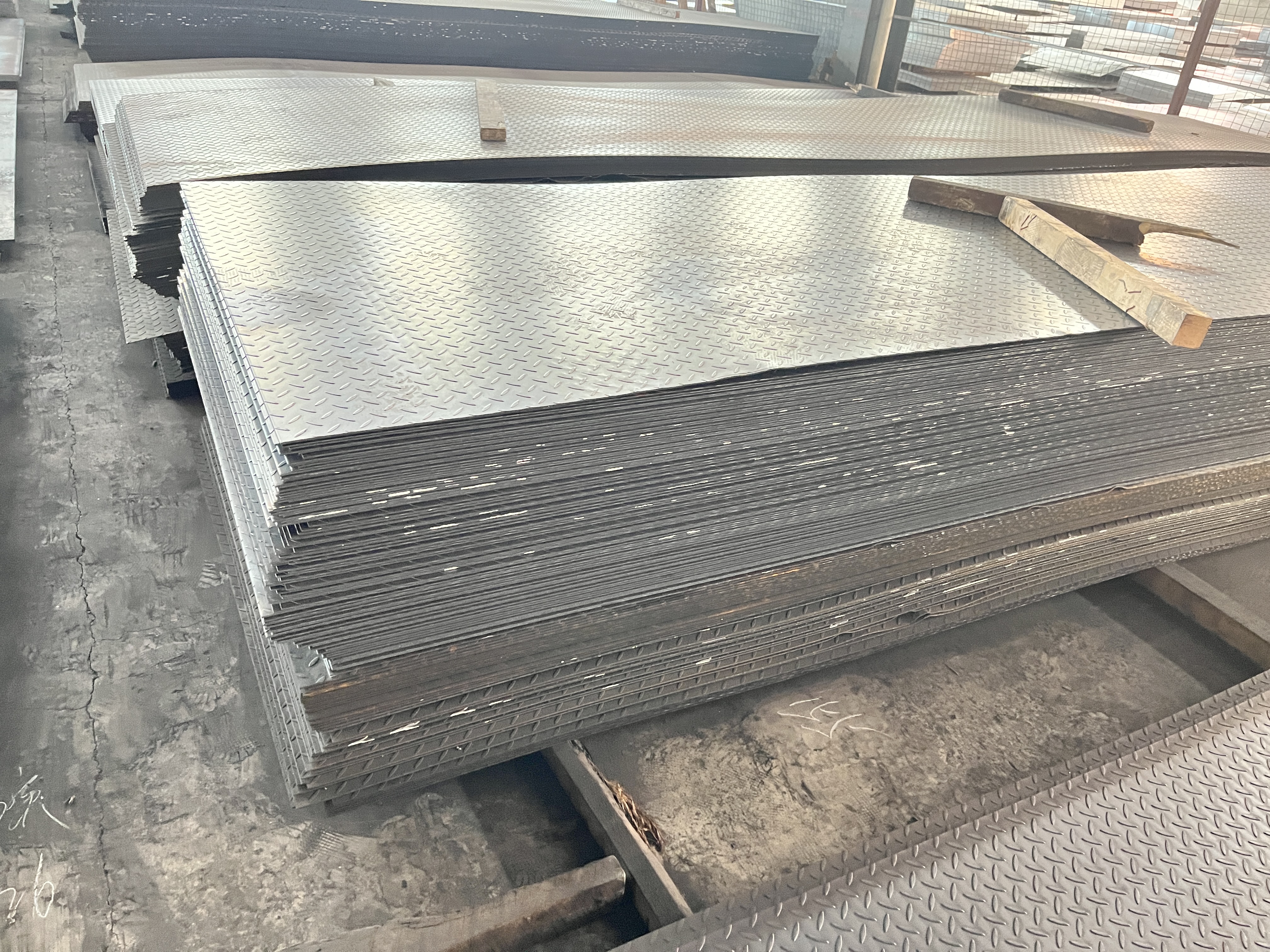 Hot Rolled Cold Rolled Iron Steel Plate Sheet Black Carbon Checkered Plate 1.5mm For Construction