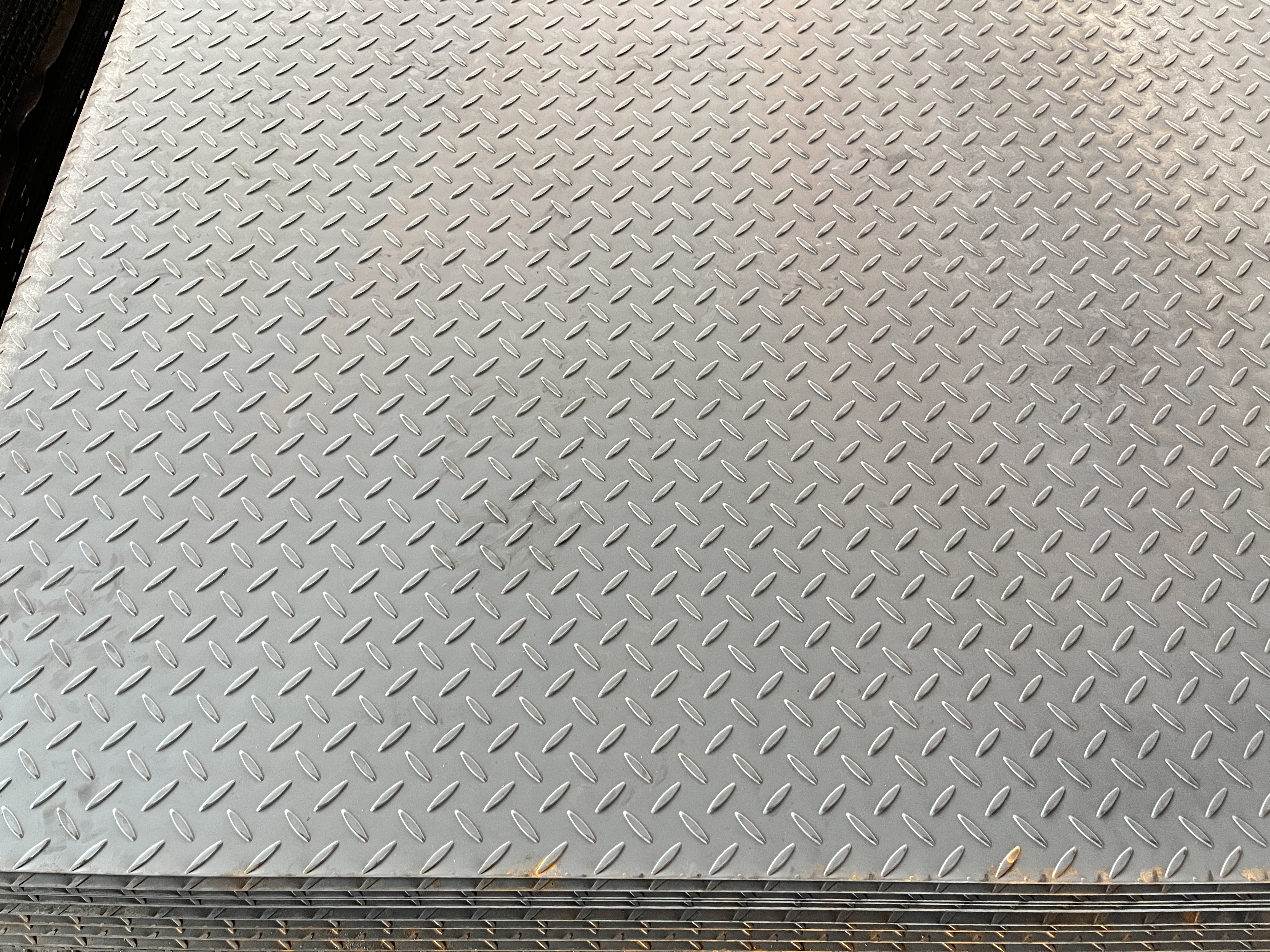 Hot Rolled Cold Rolled Iron Steel Plate Sheet Black Carbon Checkered Plate 1.5mm For Construction