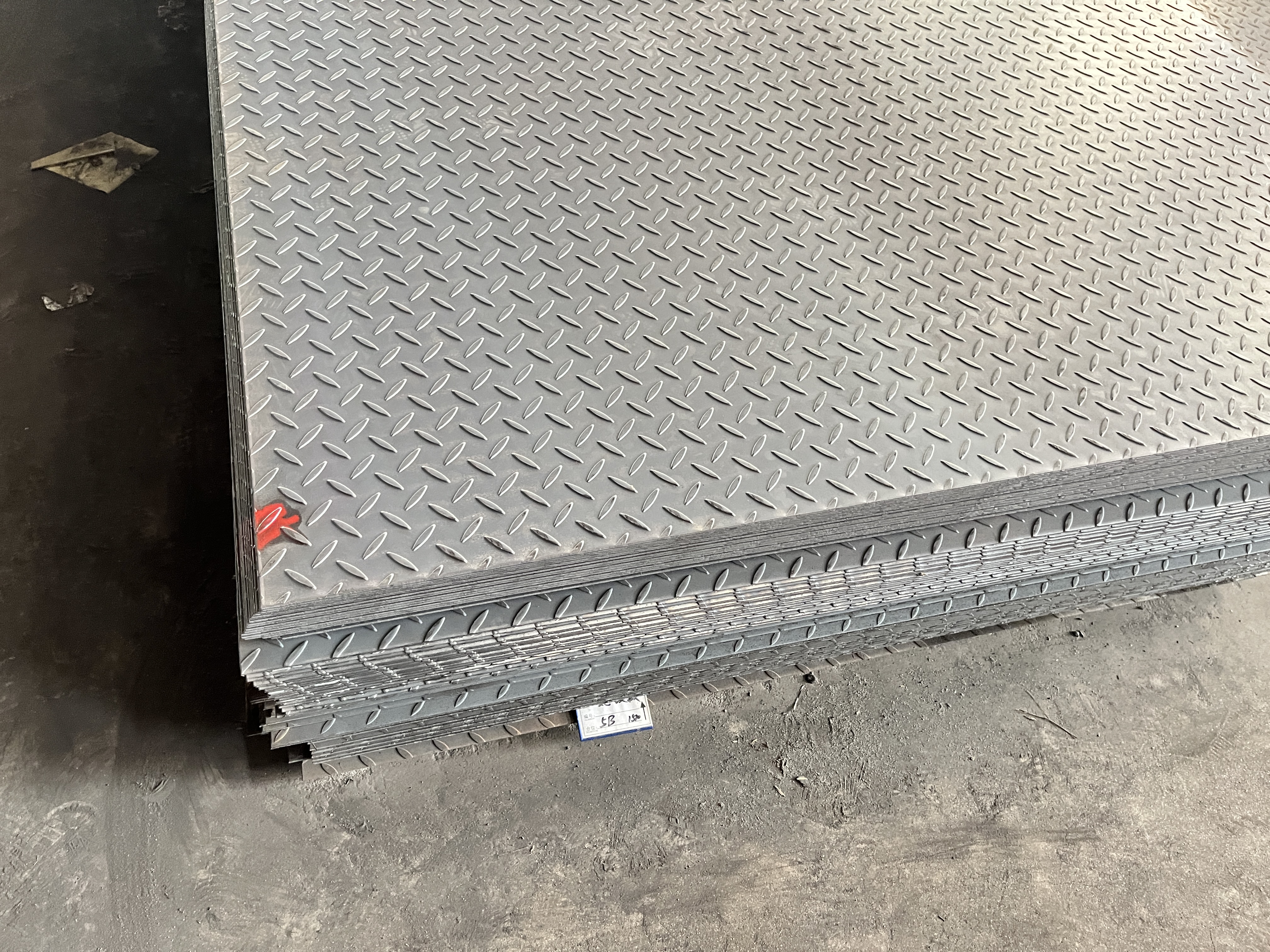 Hot Rolled Cold Rolled Iron Steel Plate Sheet Black Carbon Checkered Plate 1.5mm For Construction