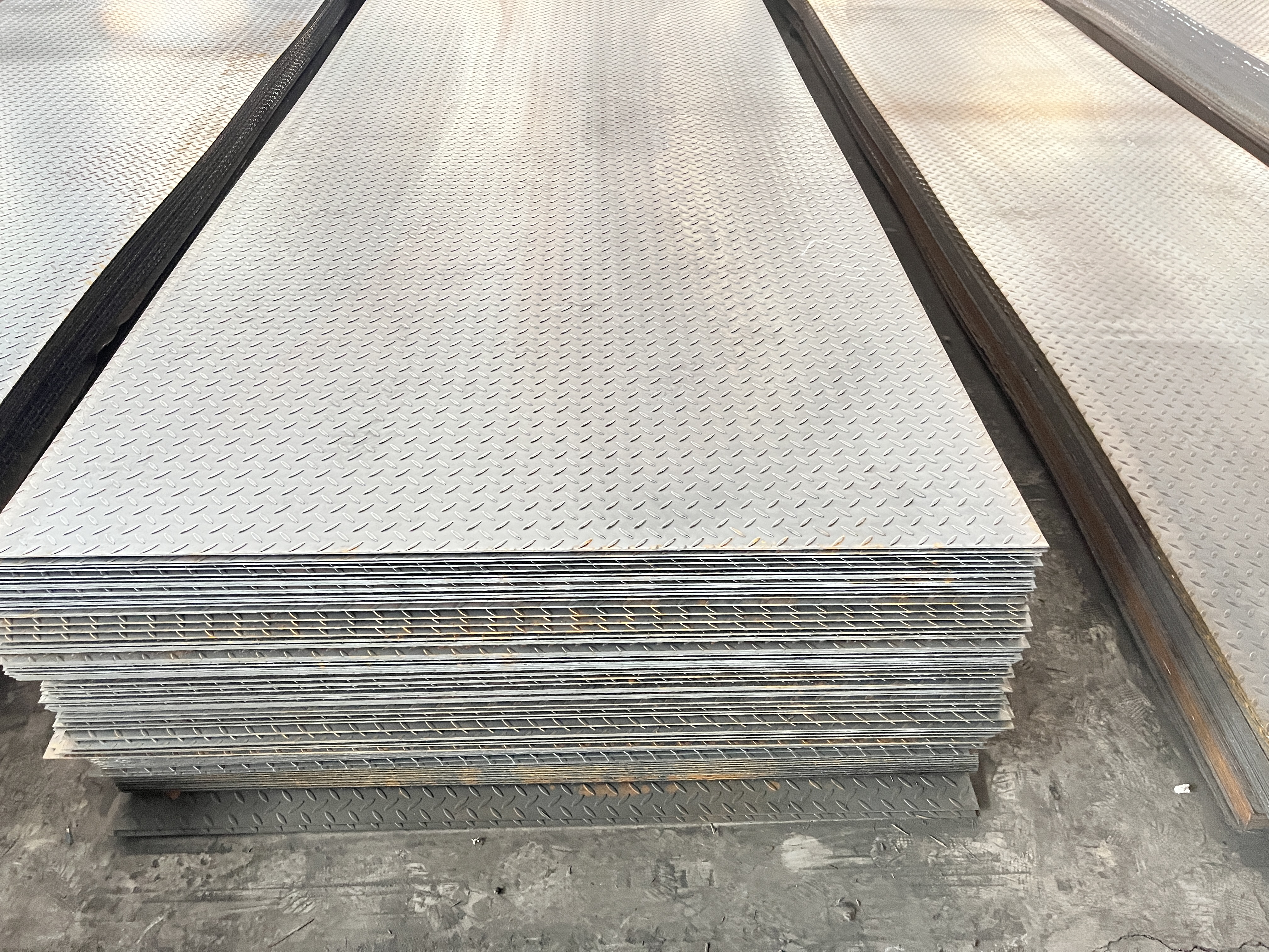 Hot Rolled Cold Rolled Iron Steel Plate Sheet Black Carbon Checkered Plate 1.5mm For Construction