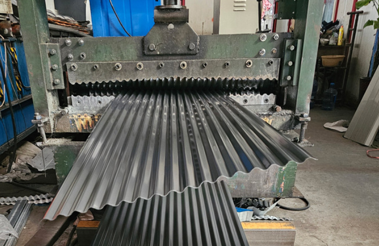 Galvanized/Galvalume Zinc Coated Steel Corrugated Roofing Sheets 0.21-0.22mm Mid-Hardness DIN EN BIS Certified