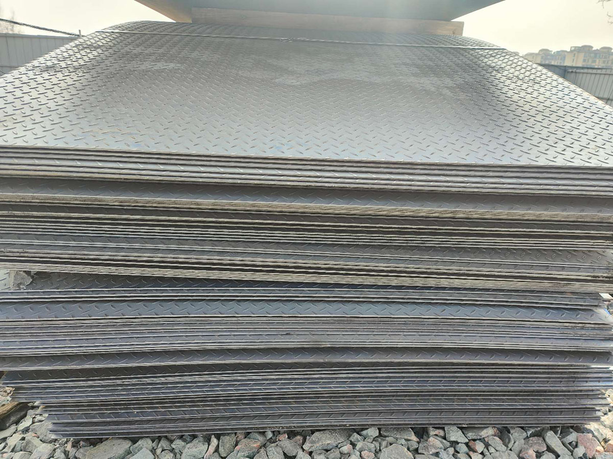 Black Mild Steel Checkered Plate 14 Gauge Carbon Metal Sheets 4x8 ASTM A36 A283 GR.C A572 Ss400 Iron Plate Diamond Sheet
