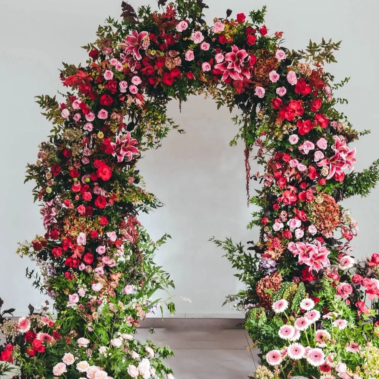 Customized Artificial Silk Rose Flower Row Backdrop Hanging Arch Floral Arrangements Artificial Plants and Flowers for Wedding Decoration