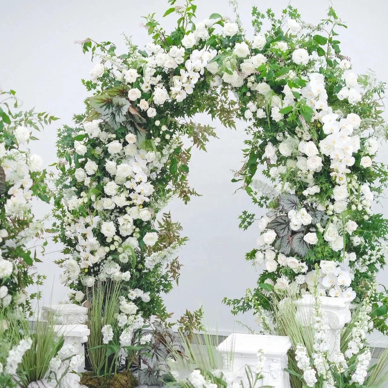 Customized Artificial Silk Rose Flower Row Backdrop Hanging Arch Floral Arrangements Artificial Plants and Flowers for Wedding Decoration