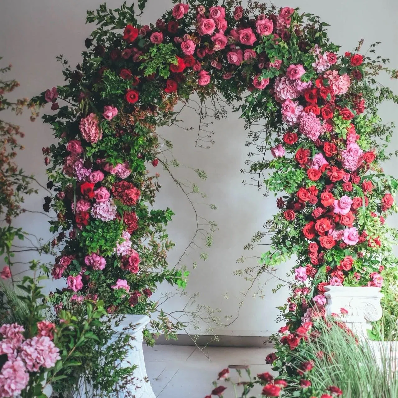 Customized Artificial Silk Rose Flower Row Backdrop Hanging Arch Floral Arrangements Artificial Plants and Flowers for Wedding Decoration