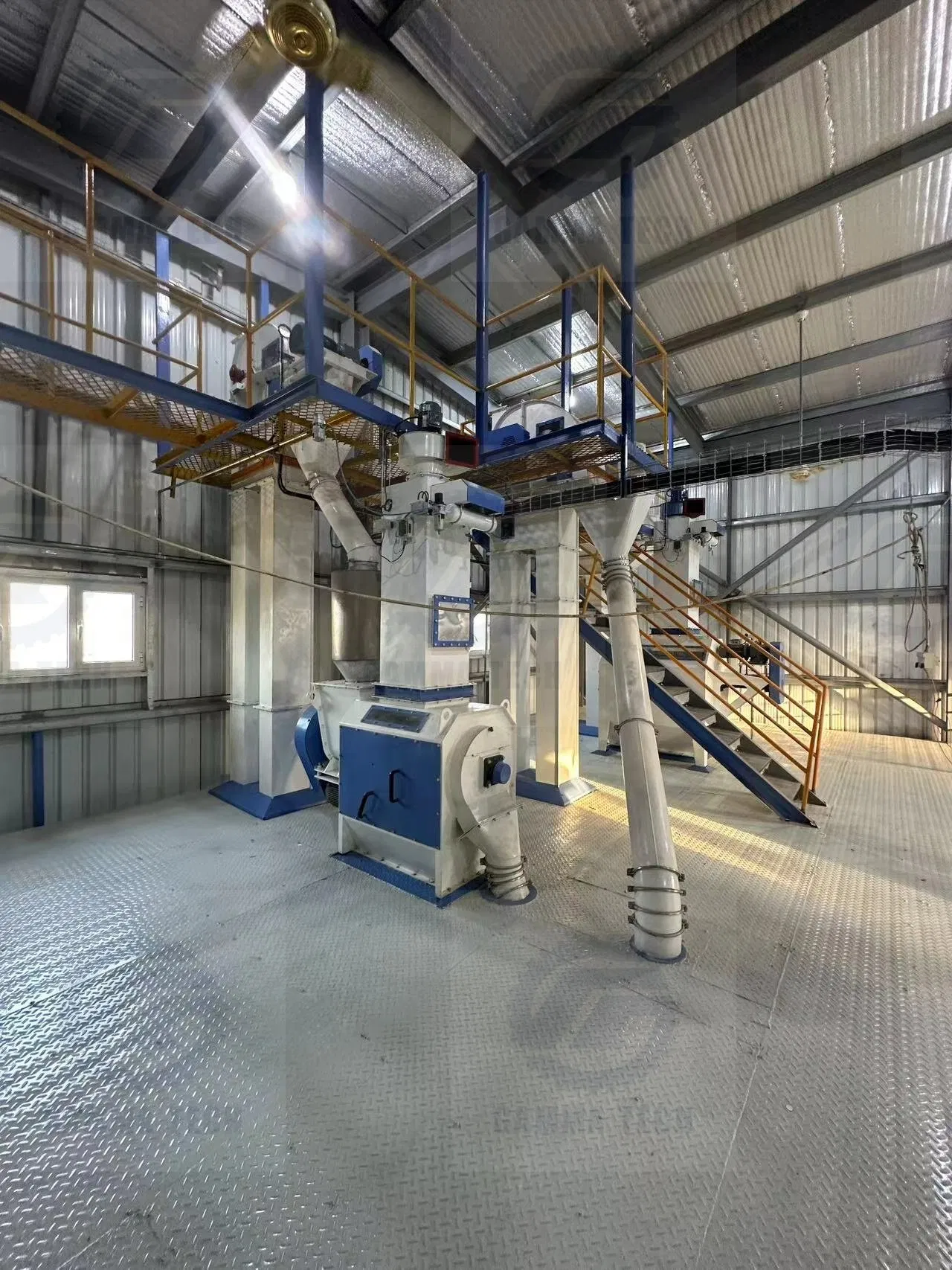 Complete 20tph Industrial Feed Mill Plant with Steel Structure &amp; Silos