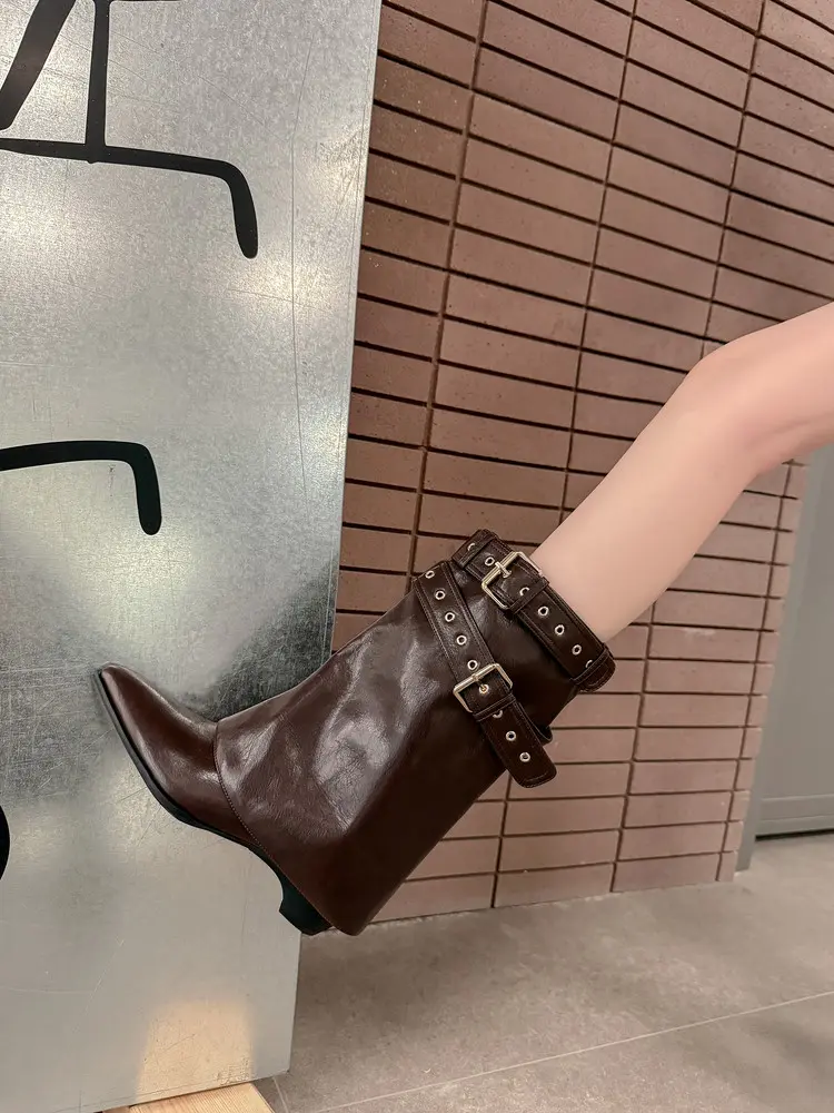 Boot detail 13