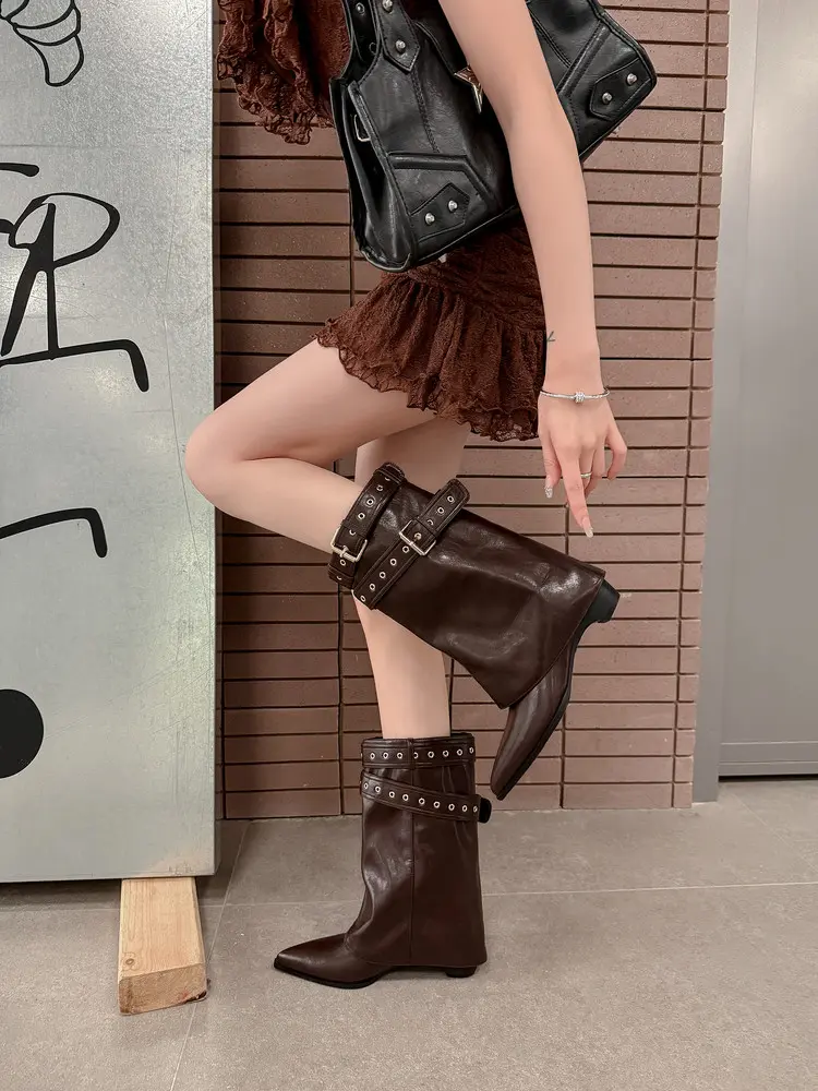 Boot detail 14