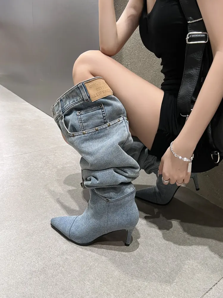 boot display 10