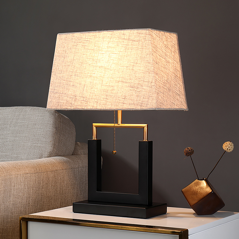 Jlt-4587 Modern Brass Black Pull Chain Table Lamp with Linen Trapezoid Shade for Hotel Room Bedside