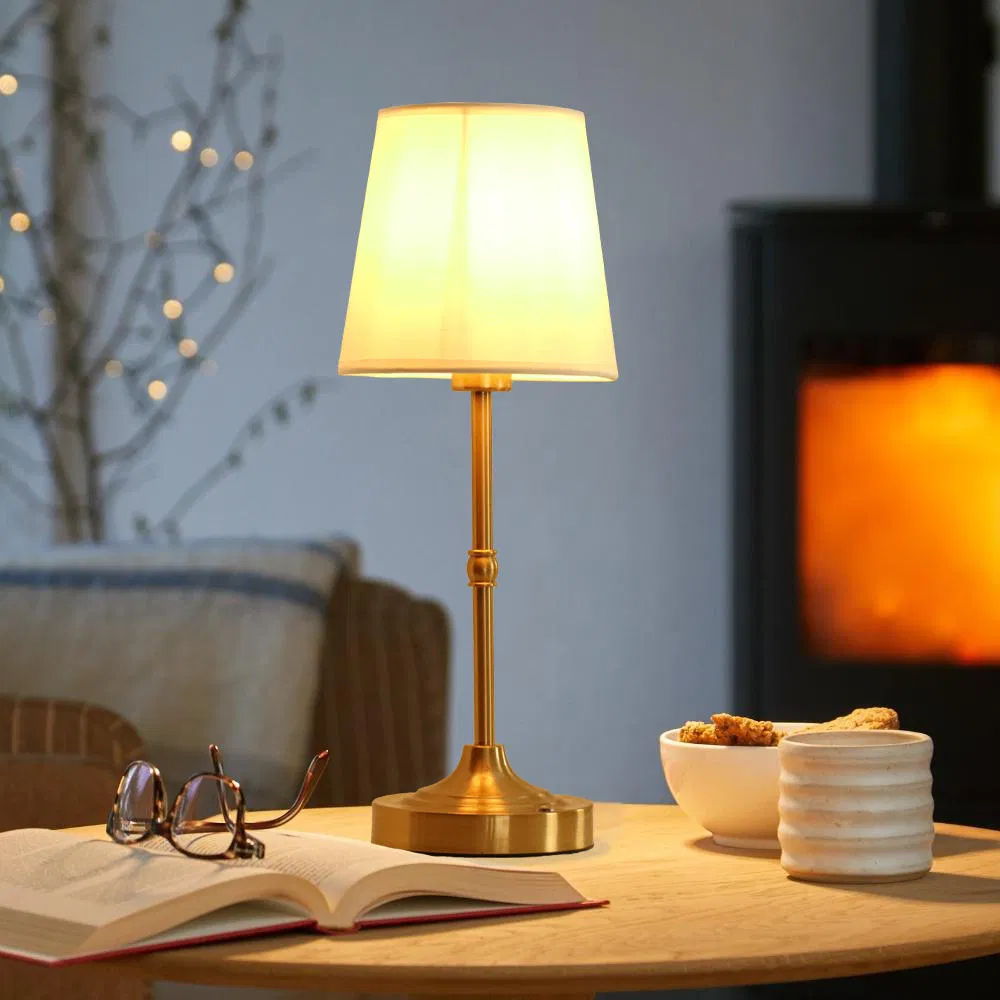 Modern European Antique Power Banker Lamp with Retro Shade Iron Body Table Light for Home or Bar Study for Living Room