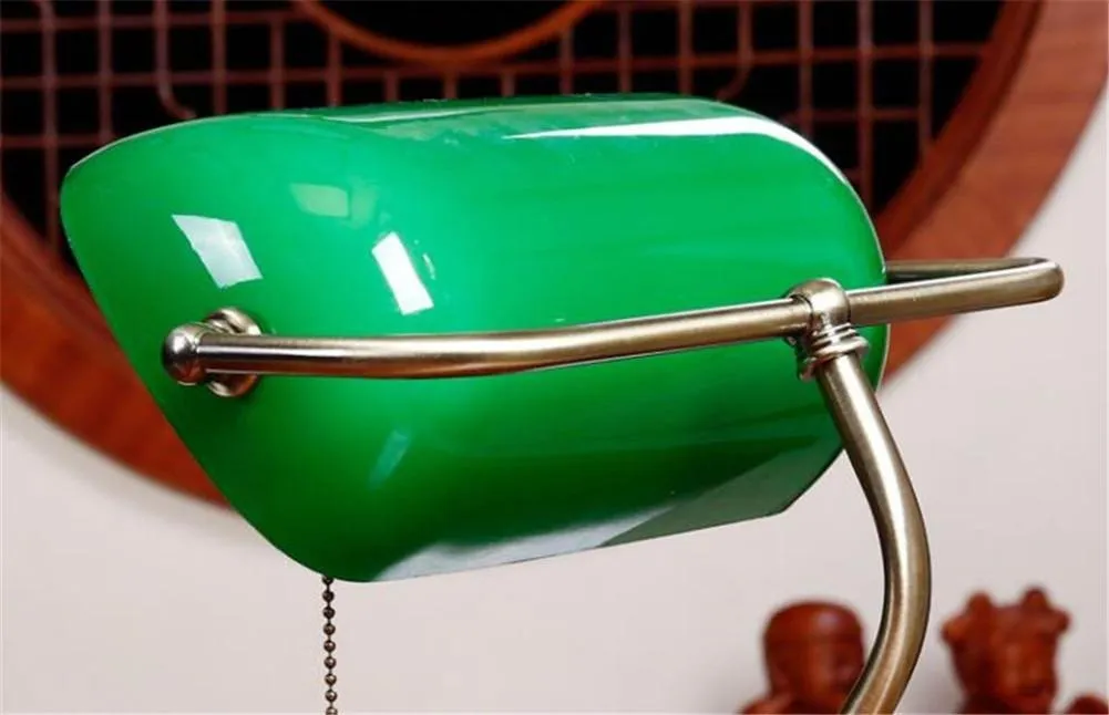 M-1095 Traditional Antique Vintage Wooden Base Banker Table Lamp