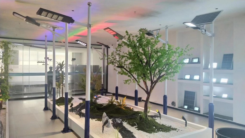 Equipe de pesquisa e desenvolvimento Qlume Lighting trabalhando em inovação de iluminação LED