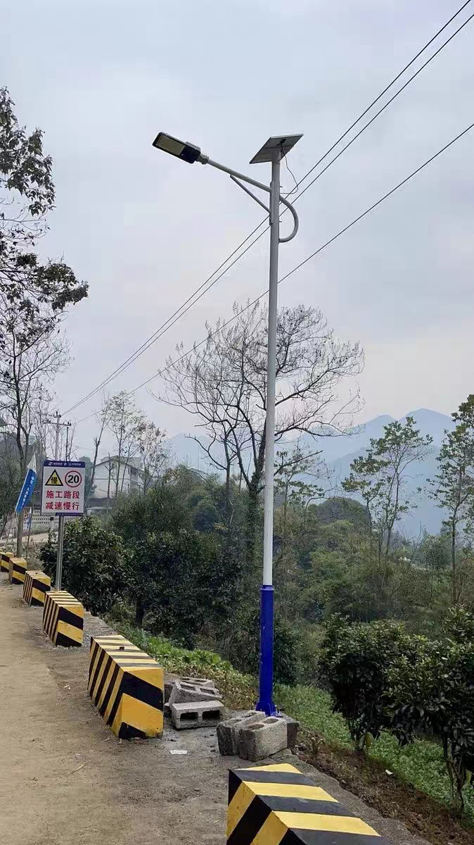 Lâmpadas de Rua LED Regulares e Solares para Iluminação de Estradas Externas Alta Brilho Economia de Energia Suporta Personalização de Altura Potência e Temperatura de Cor