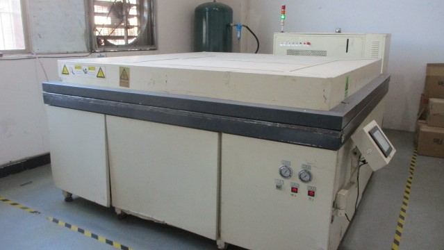 Laminadora de módulos de bateria solar (Solar Battery Module Laminator) utilizada na produção de luminárias solares Qlume