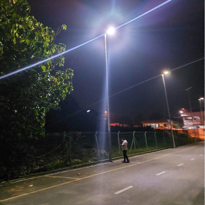 Luzes de Rua Solares LED Inteligentes Integradas para Exterior com Gateway Zigbee Lora IoT