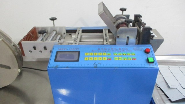 Máquina de corte por correia controlada por microcomputador (Micro-computer Controlled Belt Cutting Machine) na fábrica Qlume