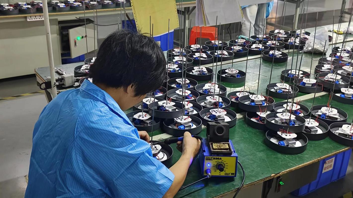 Processo de soldagem (Soldering) de componentes eletrônicos LED na linha de produção Qlume
