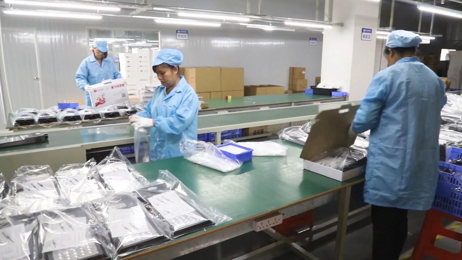 Embalagem final (Final Packing) de luminárias LED Qlume para exportação internacional