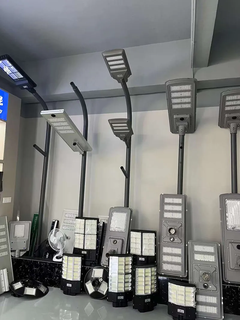 Luminária de Rua Solar de Alumínio Fundido 100W Tipo Dividido