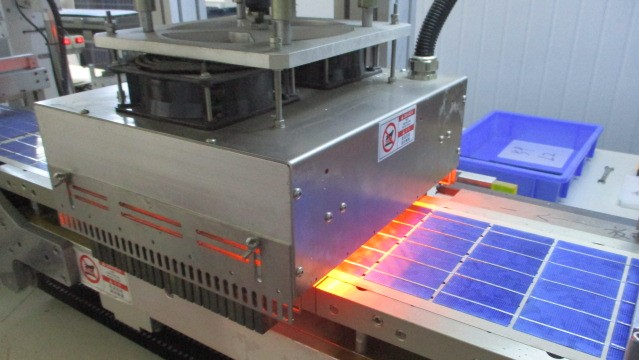 Processo de encadeamento (Stringer) de células fotovoltaicas para luminárias solares Qlume Lighting