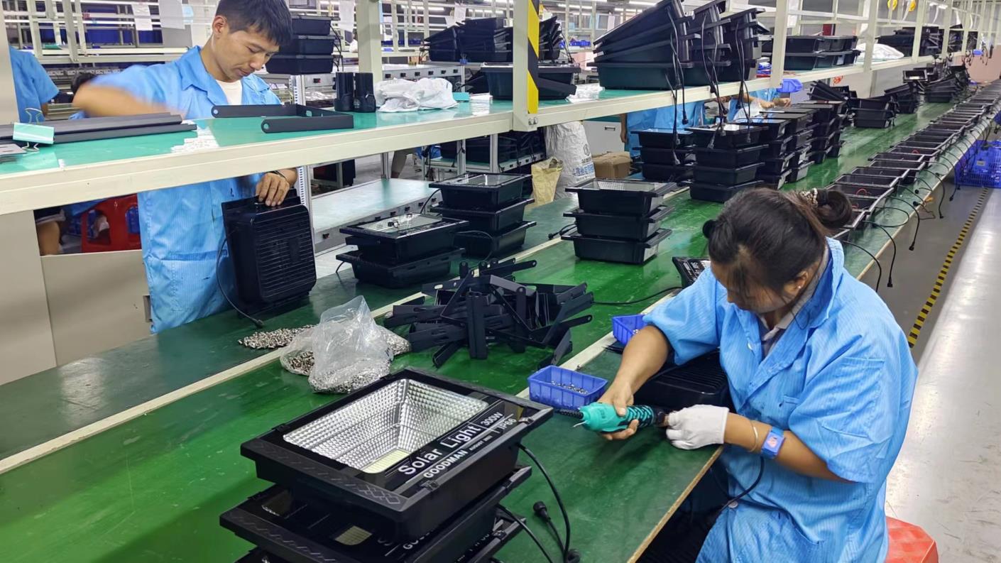 Processo de montagem (Assembly) de luminárias LED na fábrica Qlume Lighting em Zhongshan
