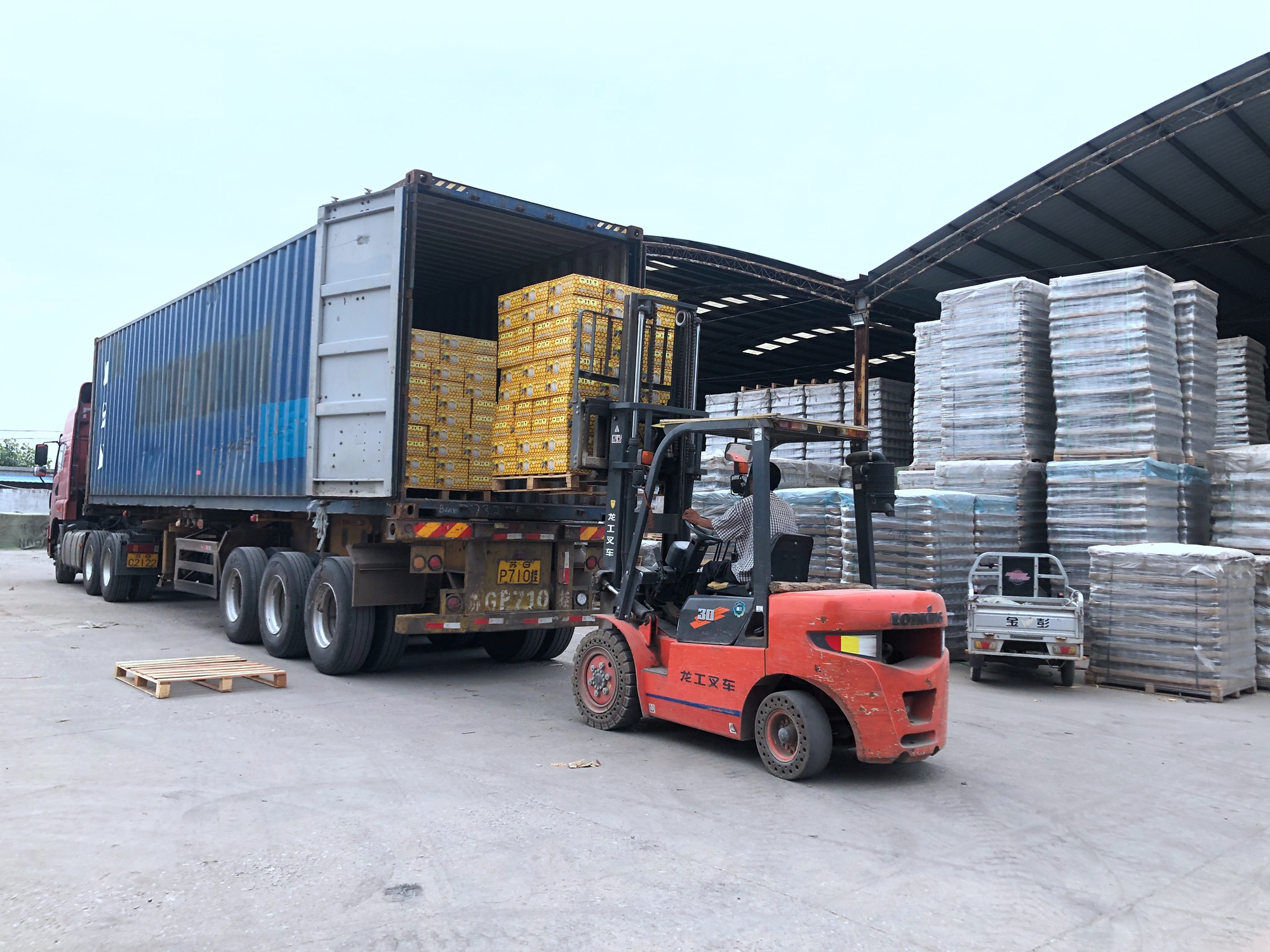 Wholesale 500ml round liquor glass vodka bottle with cork Manufacturers, Supplier
