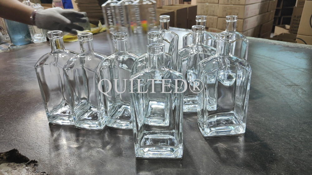 China 700 ml 750 ml Clear Glass Desiree Liquor Bottles Supplier, Suppliers
