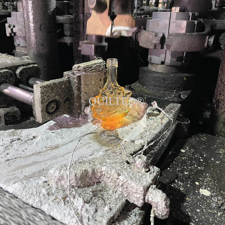 Wholesale Maple Syrup Leaf Shaped Empty Glass Bottles 50 ml 100 ml 250 ml  Manufacturer, Suppliers