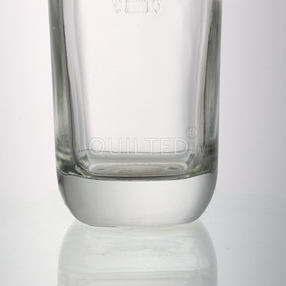 China Deisgn round 500 ml liquor glass gin bottle with cork