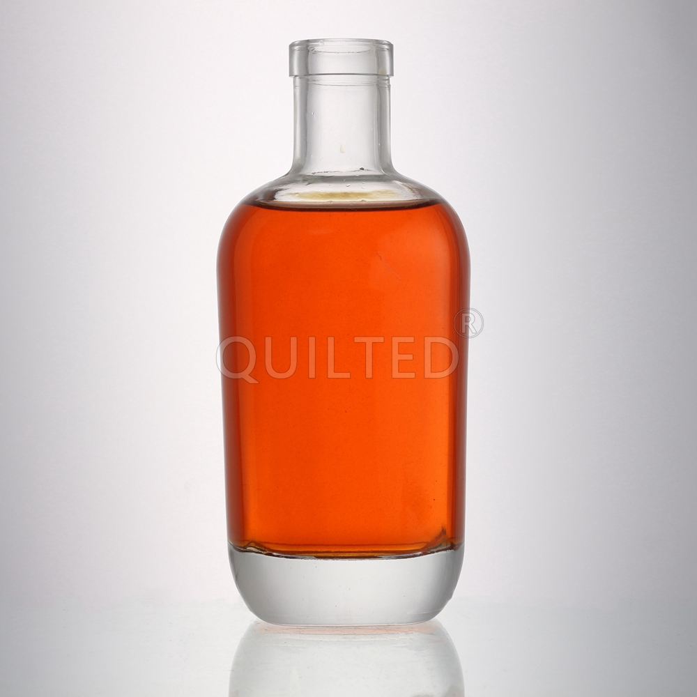 China Deisgn round 500 ml liquor glass gin bottle with cork