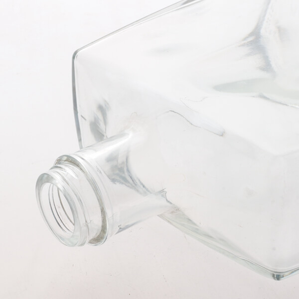 Wholesale 700ml Clear Flat Square Shape Liquor Bottle with Screw Top Manufacturers, Supplier