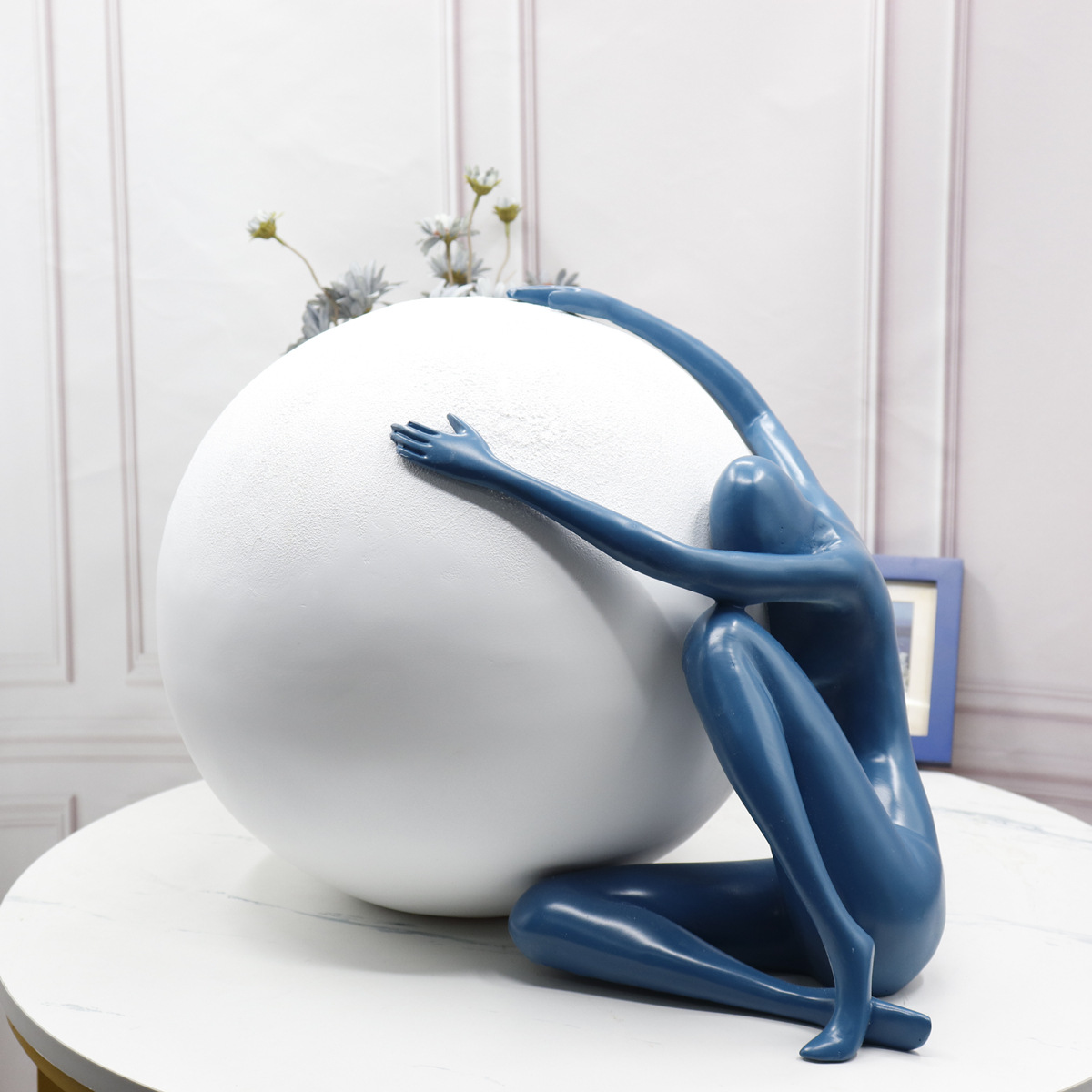 Modern and Simple Nordic Indoor LED Table Lamp High-quality Spherical Portrait Sculpture Made of Resin Factory Direct Sales