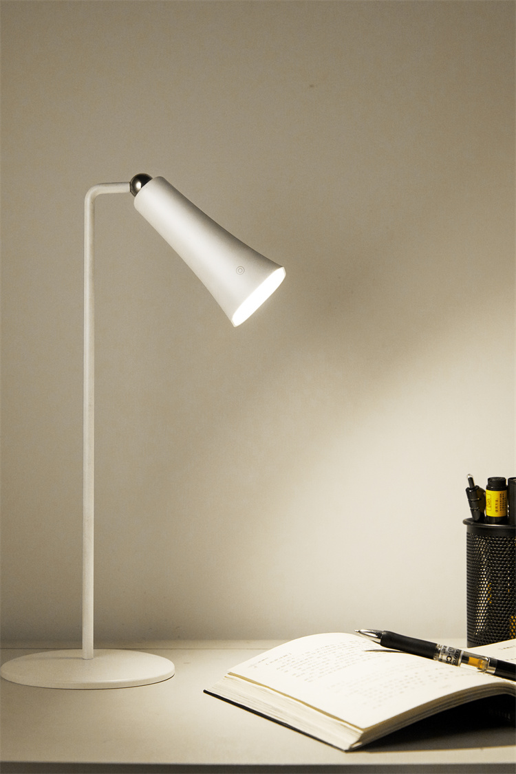 New Design Multi-function Wall Mount Clip-on Bedroom Table Lamp 4 in 1 Rechargeable Eye Caring Desk Lamp with Magnetic Suction