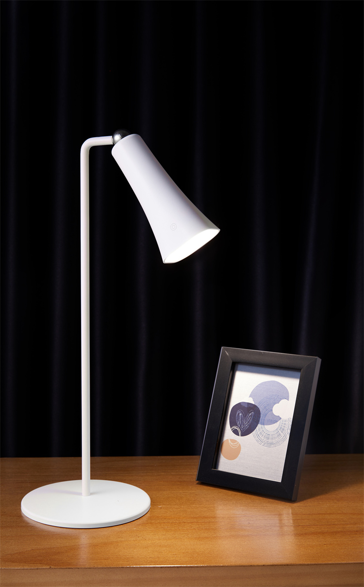 New Design Multi-function Wall Mount Clip-on Bedroom Table Lamp 4 in 1 Rechargeable Eye Caring Desk Lamp with Magnetic Suction