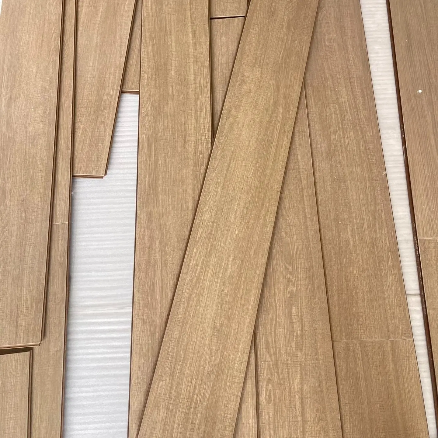 European-Style V-Shaped Waterproof Wearable HDF Engineered Wood Laminate Floor