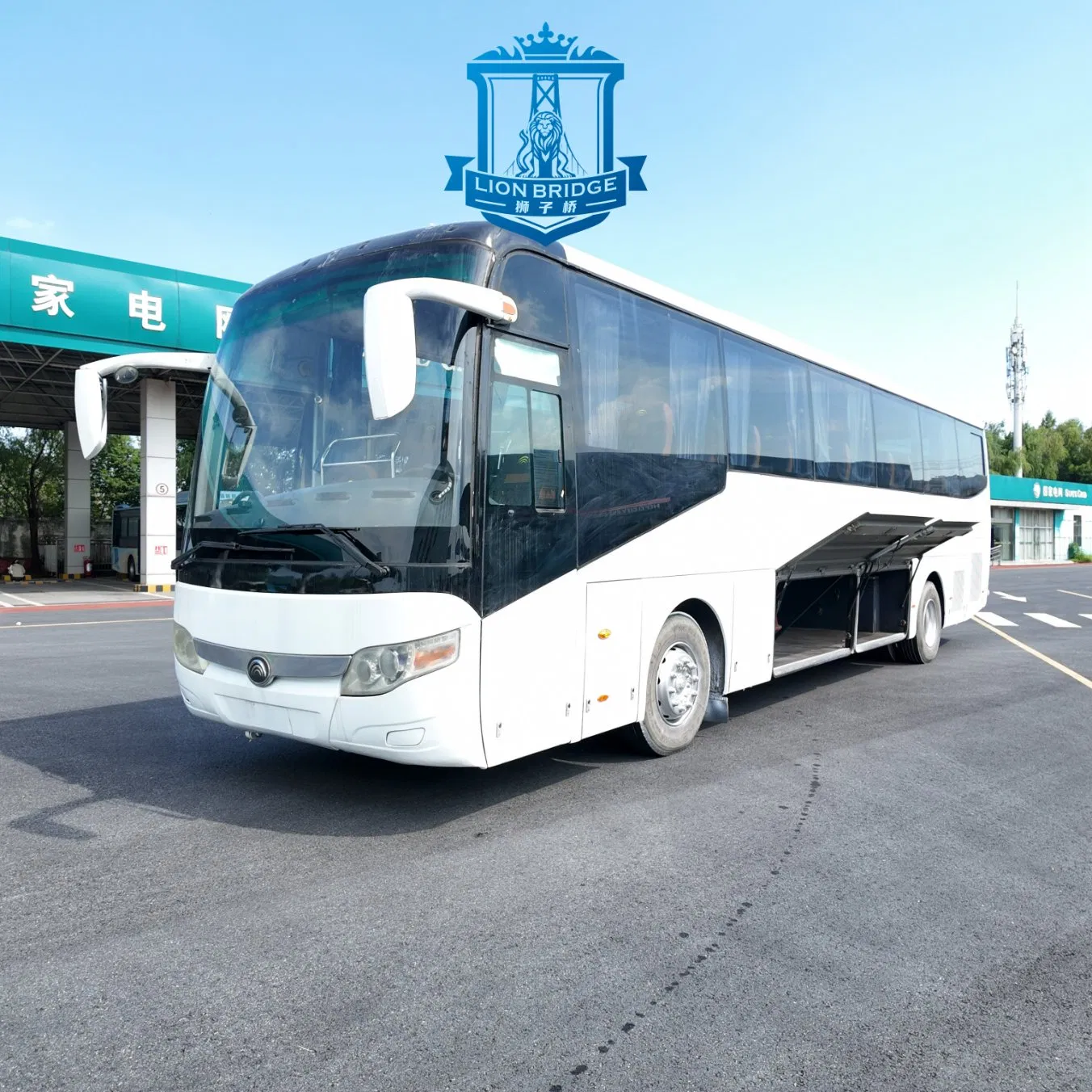 Yutong 6122 White 55-Seats Used Coach Bus with Large Luggage Compartment