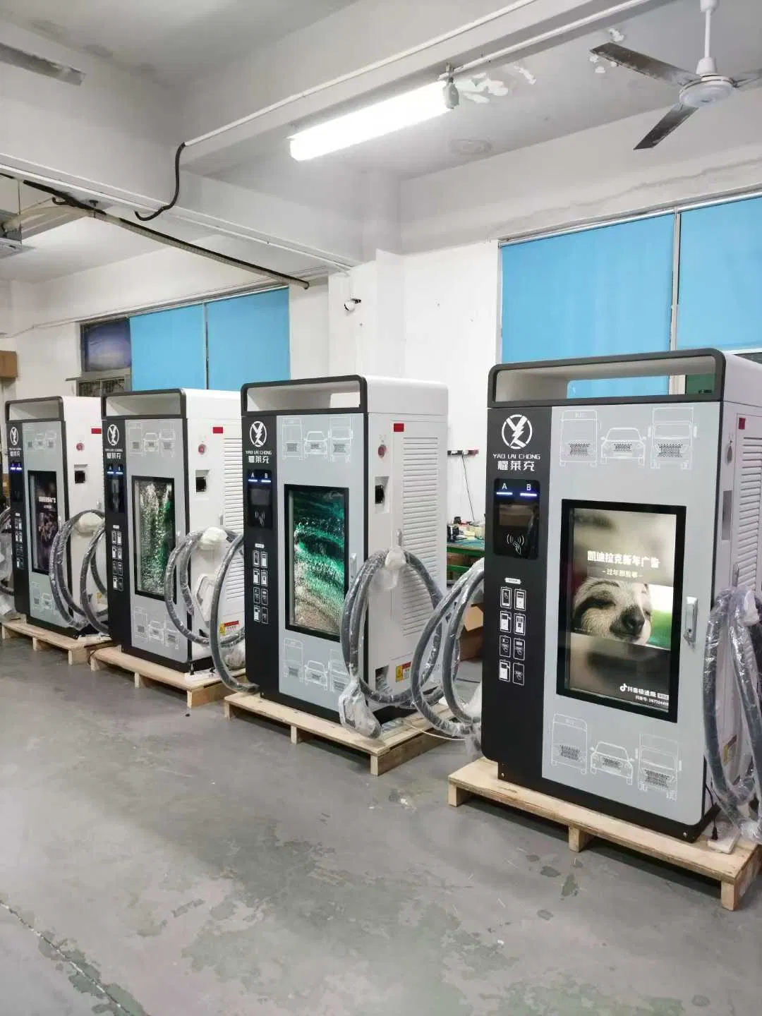 DC Dual Gun Gbt CCS Electric Car EV Charger Fast Charging Station with Advertising Screen